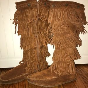 Minnetonka 5-Layer Fringe Boot